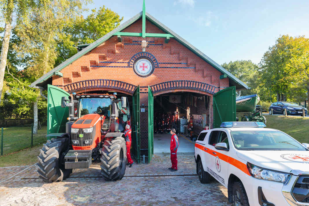The historic rescue shed in the centre of Wustrow: from here you can either walk over the dyke to the Baltic Sea beach or overland to the Bodden at the rear