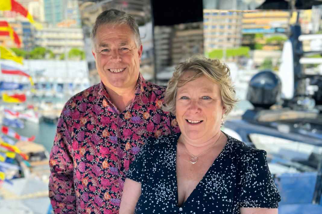Glücklich: Julie und Mark Tucker im Hafen von Monaco. Mrs Tucker führt die Geschäfte des Studios und berät ihren Mann auch in Design­fragen. Das Paar ist seit 34 Jahren verheiratet.