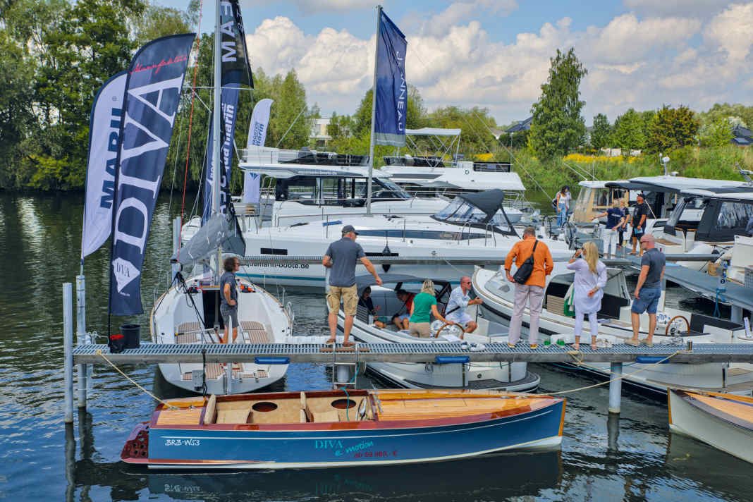 Ungewohnt: Einige Yachten können die Besucher sogar im Wasser bestaunen oder gar eine Probefahrt machen.