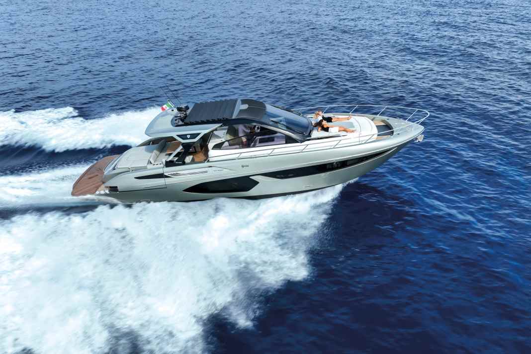 The opening hardtop and the large lounge area on the bow are just two features of the new FIM Regina 500.
