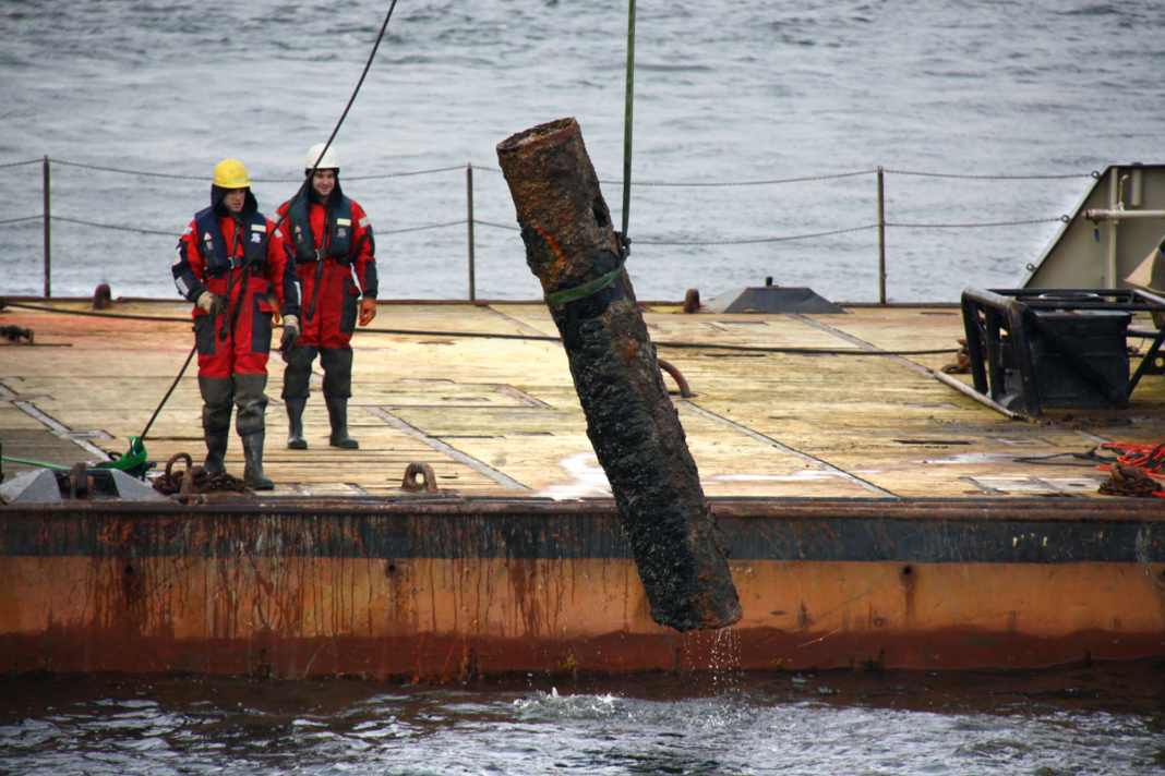 Staff from the Schleswig-Holstein Explosive Ordnance Disposal Service recovering World War II munitions from the Baltic Sea. So far, these ticking time bombs have only been cleared in isolated cases