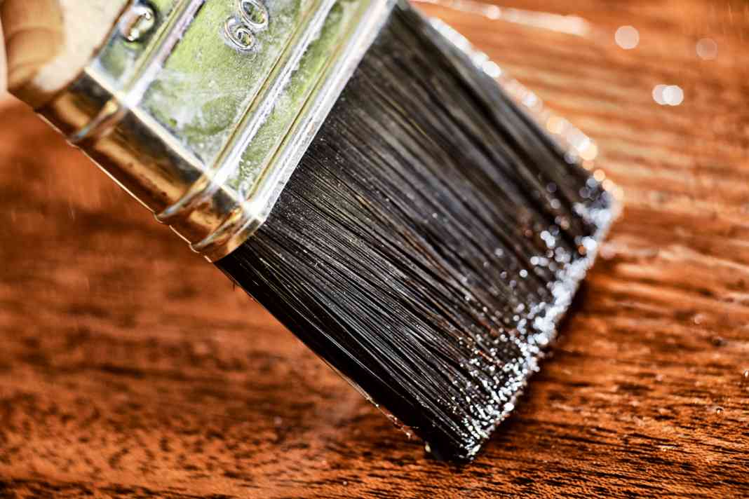 Skippers in English-speaking countries say "brightwork" when they mean the paint surface of a yacht