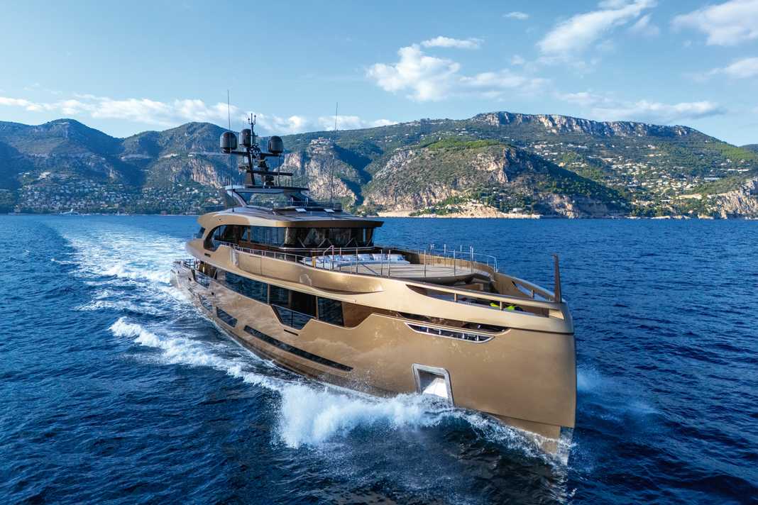 A great ride: the 50 metre long Columbus rushes through the water at up to 20 knots.  There is a total of three drive modes to choose from.
