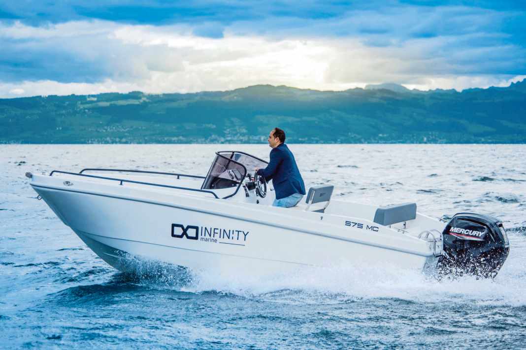 Das kompakte Konsolenboot kann mit Langschaft-Außenborder bis maximal 140 PS bestückt werden.