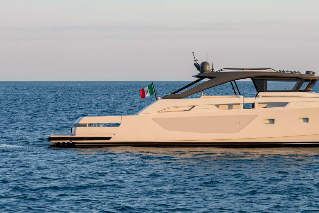 Dazu gesellt sich  unter anderen die  22,82 Meter lange Bluegame BG74, die mit einem ungewöhnlichen Interieur-Layout überrascht und dank zwei IPS-Einheiten bis zu 30 Knoten schnell läuft.