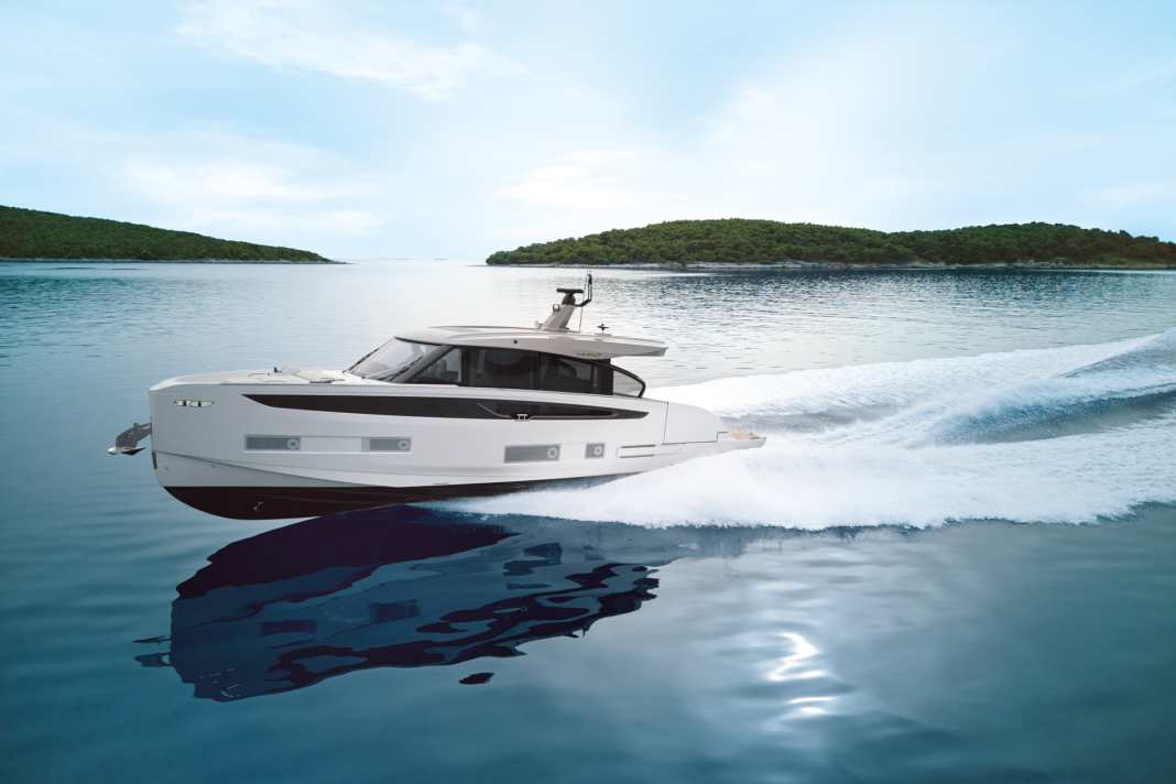 Azimut dockt eine ganze Palette an unterschiedlichen Modellen an ihrem Stand in Halle 6. Darunter die neue und 17,50 Meter lange Seadeck 6