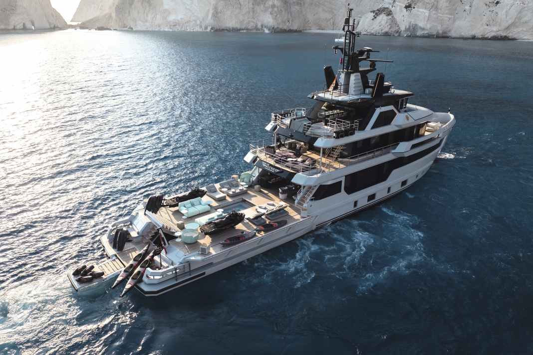 Ankern und Action: Kajaks kommen vom Topdeck, E-Foils und Seabobs aus der Lazarette. Das Cargodeck wird zur  135 Quadratmeter großen Strandfläche.