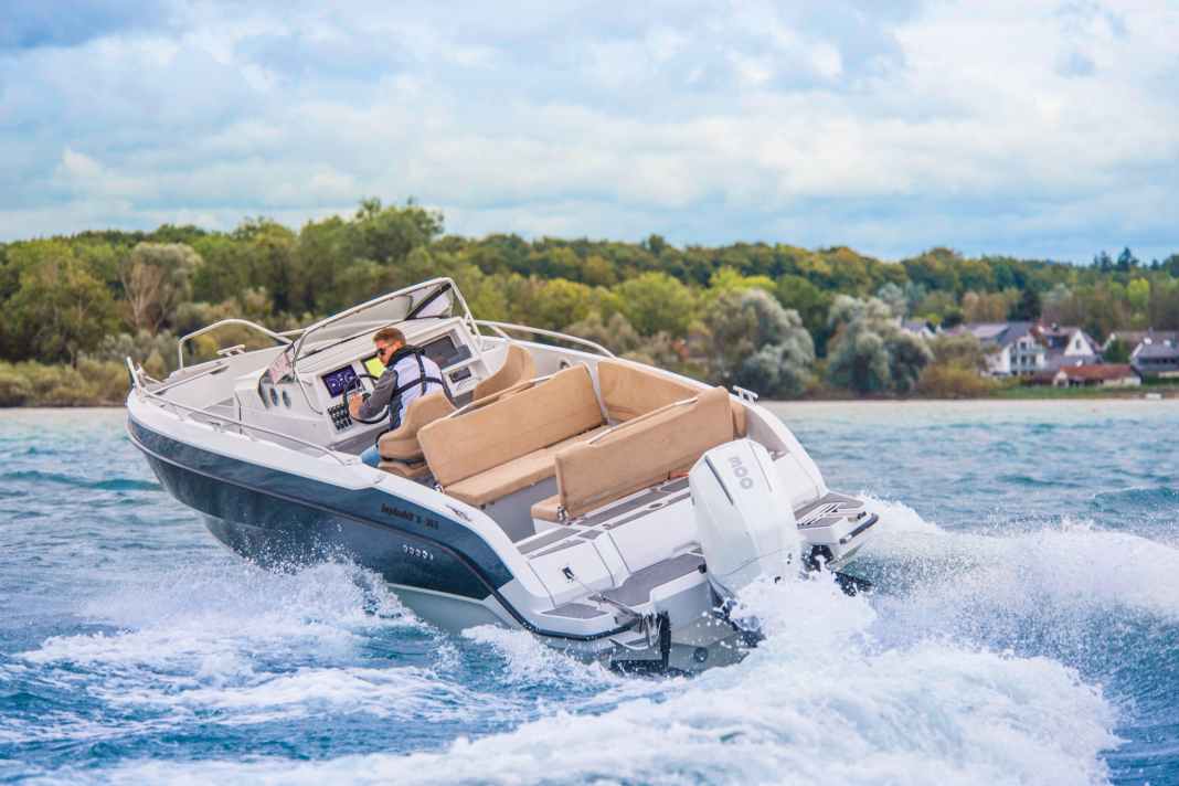 Schon mit dem 300er zeigt die  X 26-S dank tiefem V-Stufenrumpf ihre sportlichen Ambitionen bei guter Rauwassertauglichkeit.