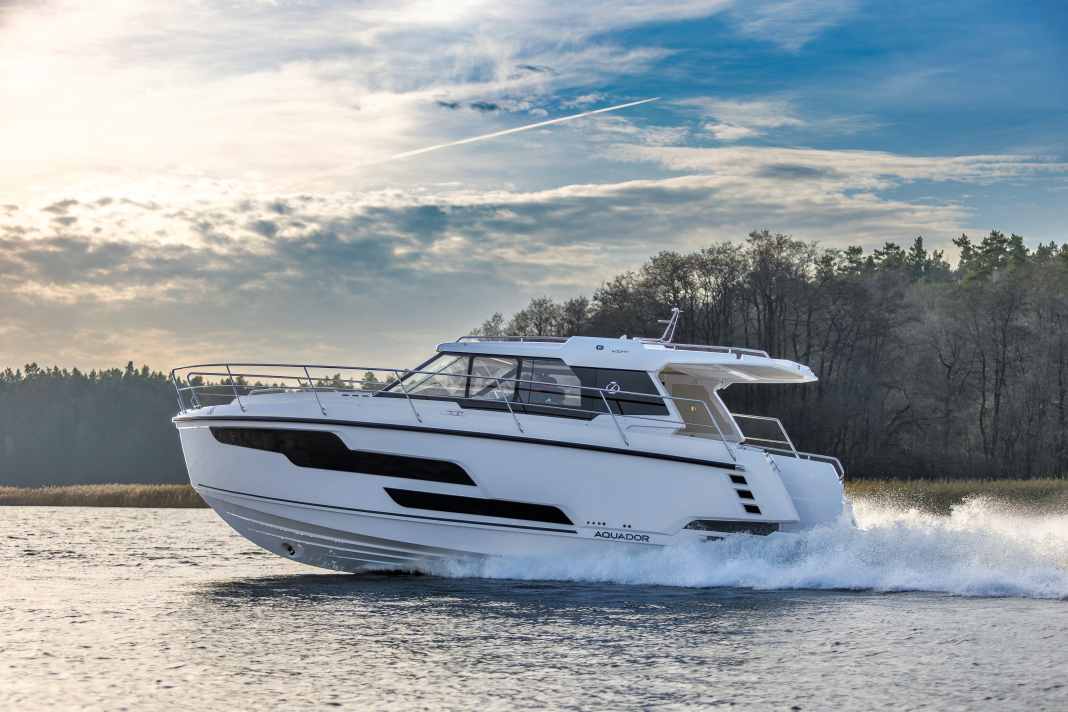 The new Aquador from the side. The picture clearly shows the voluminous hull.