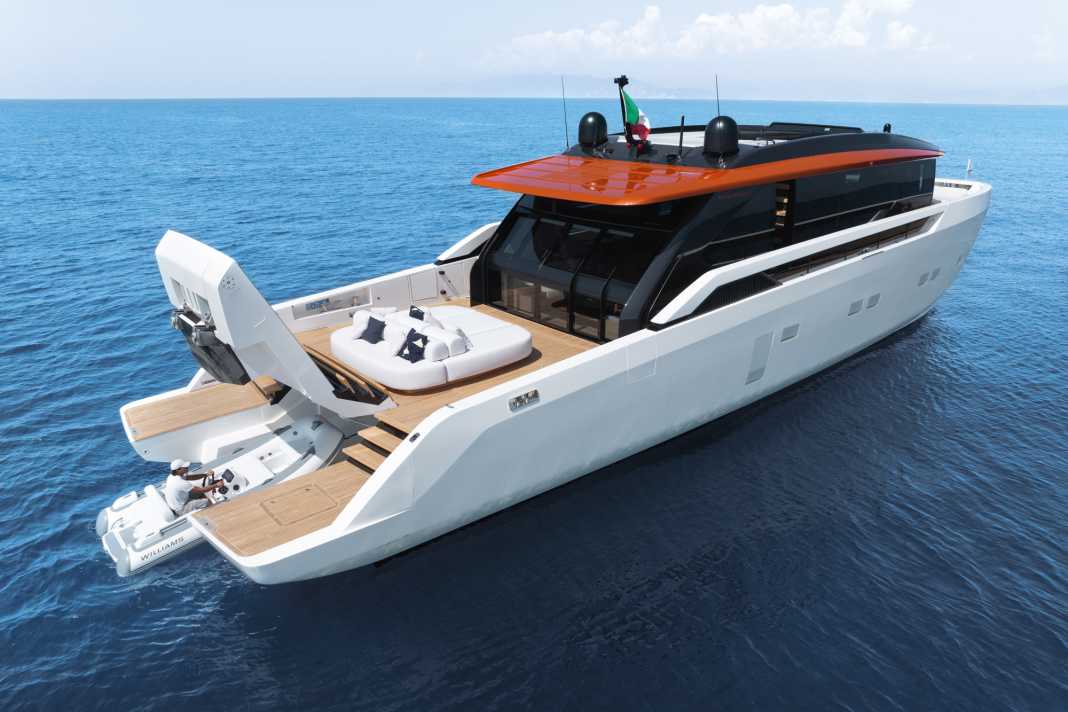 Transformer: Der mittlere Teil der Badeplattform klappt  wie eine Flügeltür nach oben. So lässt sich  ein 3,95 Meter langer Tender verstauen.