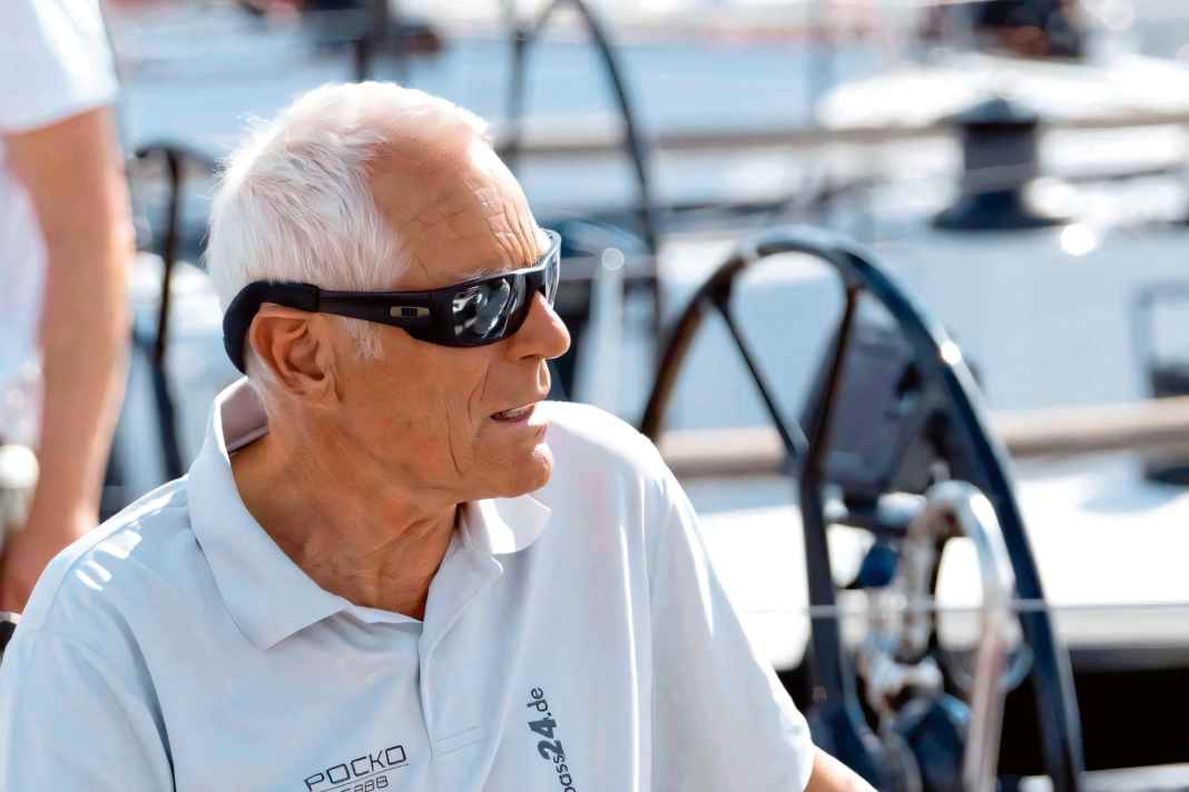 Thomas Jungblut as helmsman in the cockpit of the regatta yacht "El Pocko".