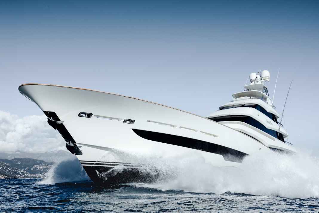 A bow like the neck of a vase: even without the V-hull shape of traditional sportfish formats, the foredeck deflects spray to the sides - even at 32 knots and waves.