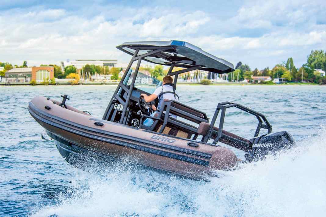 Mit der Topmotorisierung in Form des Mercury F225 bekommt man ein sportliches Fahrverhalten bei guten Rauwassereigenschaften.