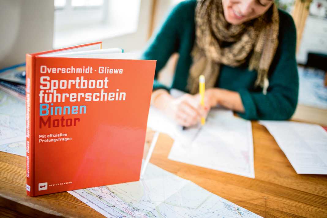 Wir erklären in diesem Artikel mit welchen Programmen Sie erfolgreich für den Sportbootführerschein lernen können.