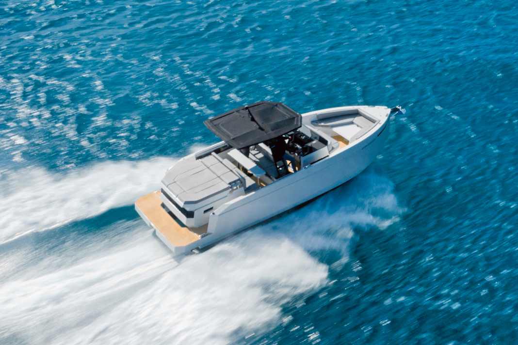 From a bird's eye view, the D29 looks like a boat with an inboard engine, but it has an outboard motor.