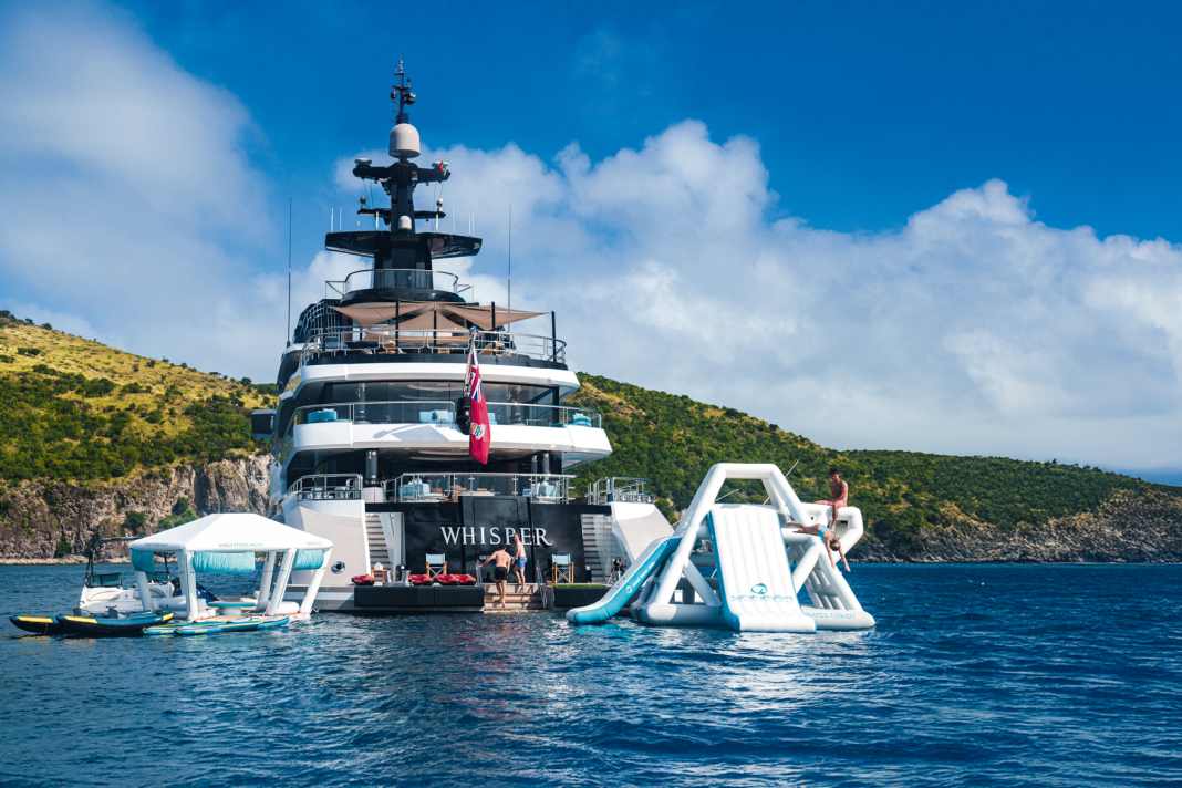 Fun pool: The crew of the 95-metre "Whisper" (Lürssen, 2024) has taken the toys out of the garage.  Including inflatable slides.