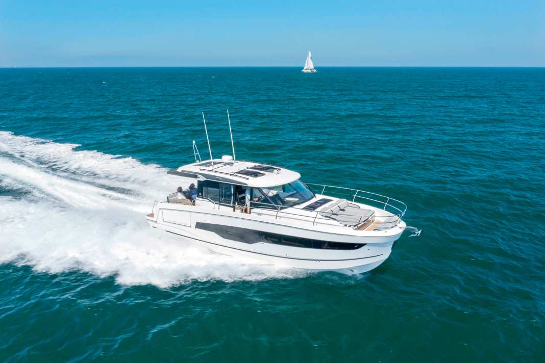 The test Jeanneau is equipped with three 300 hp Yamaha outboards.