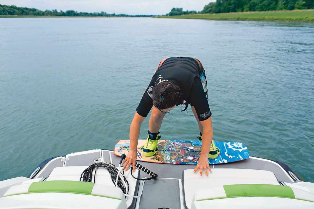 Step 1: Putting on wakeboard equipment on the bathing platform