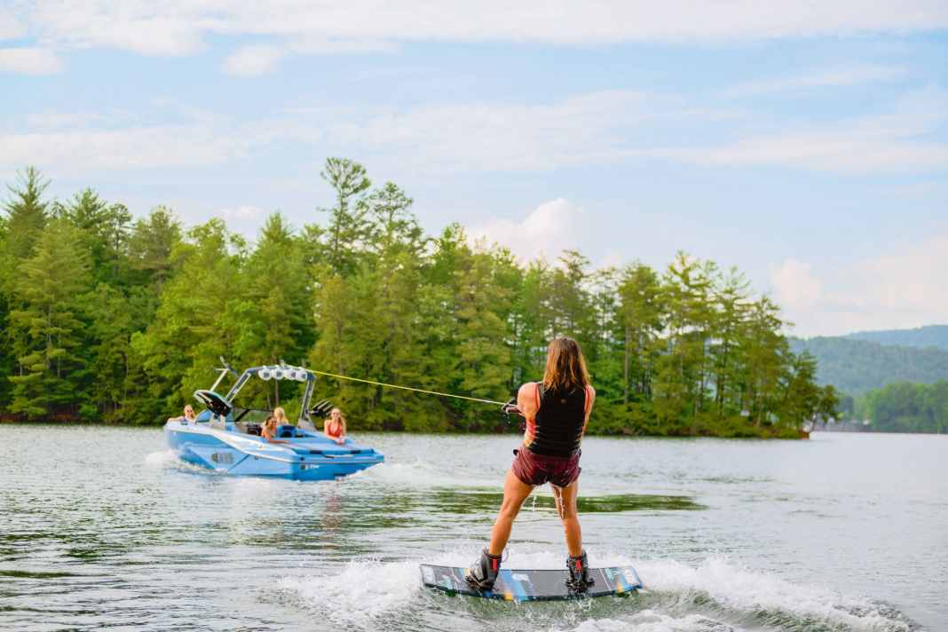 Zum Start wird das Wakeboard zunächst quer gestellt und erst zum Boot ausgerichtet, wenn Gleitfahrt erreicht ist.