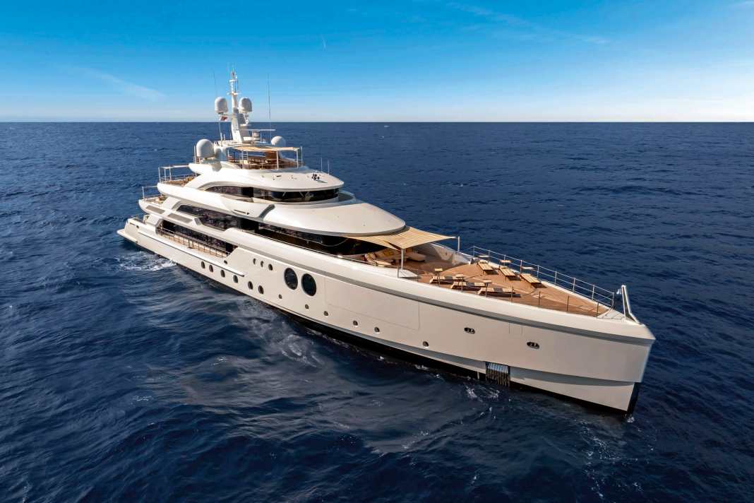 Markantes Detail: Die Eignerin  ergänzte das Cassetta-Design um fast zwei Meter breite Bullaugen. Sie stellen wie die gelb-weiß  gestreiften Sonnensegel eine  Reminiszenz an die Riviera dar.