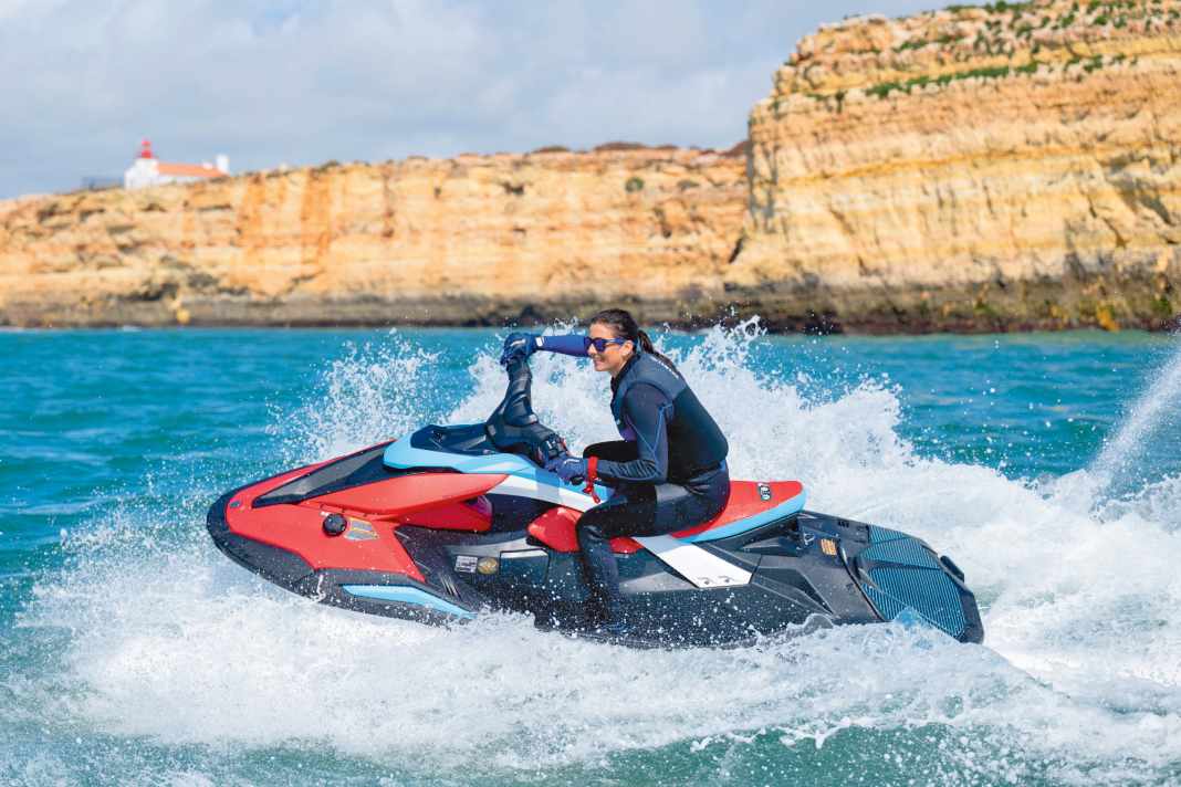 Der Yamaha JetBlaster DLX in den neuen, auffälligen matten Farben und...