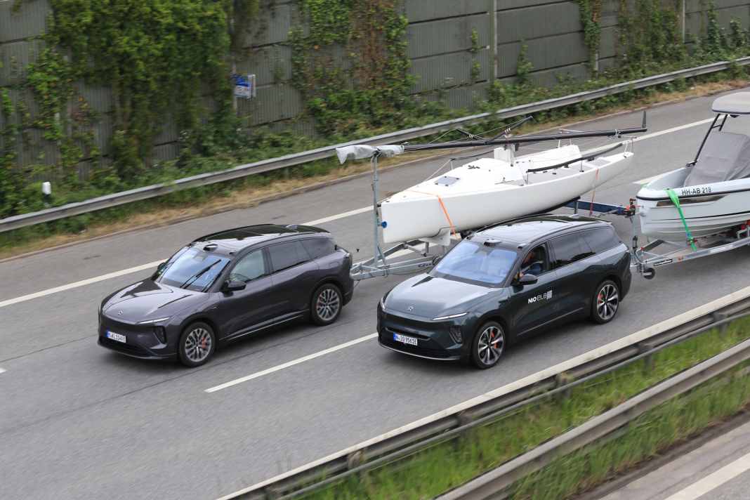 Unter anderem auf der Autobahn mussten Nio EL6 (vorne) und Nio EL8 zeigen, was man im echten Leben von ihnen erwarten kann – und was nicht.