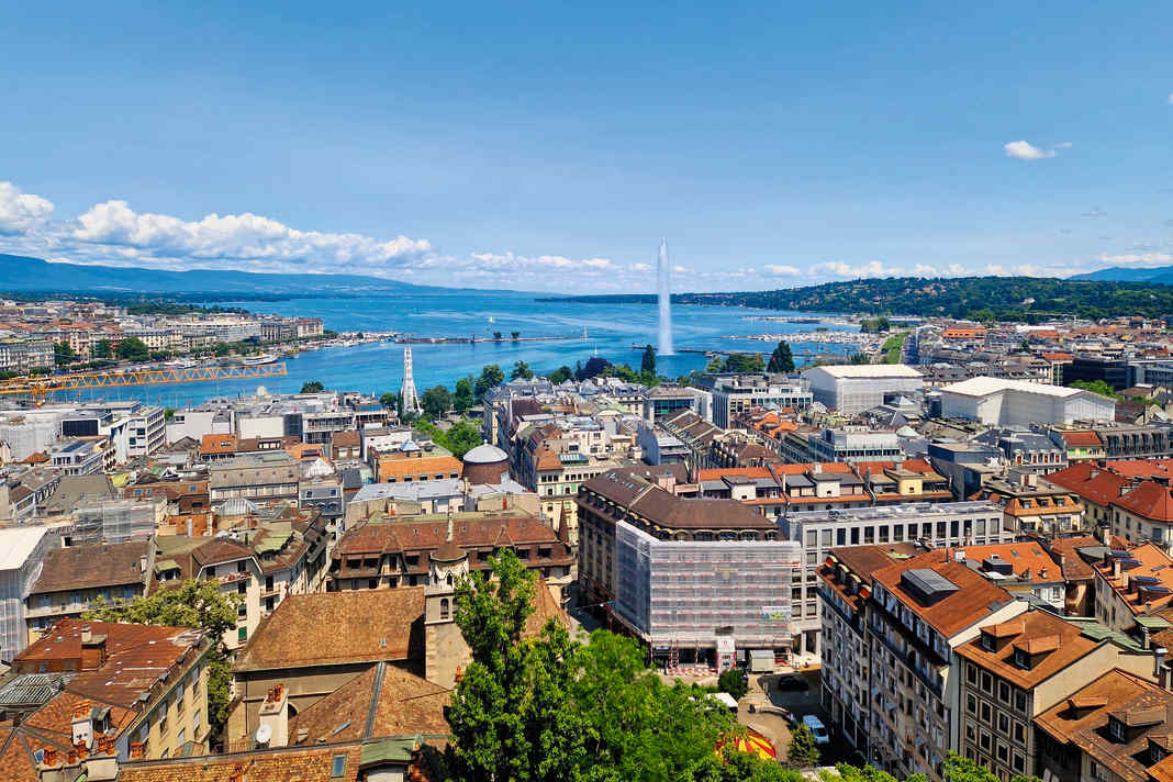 Above the rooftops of Geneva: the Saint-Pierre Cathedral offers a breathtaking view of the old town and the lake.