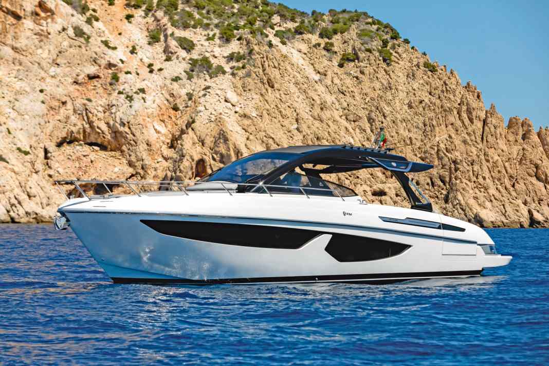 Die 440 Regina gehört zur Open-Serie und die Exterior-Gestaltung stammt von Alessandro Lottici.
