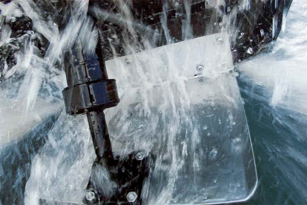 When the trim tab is lowered, the stern of the boat rises. This allows you to compensate for heeling if the load is uneven or the wind is blowing.