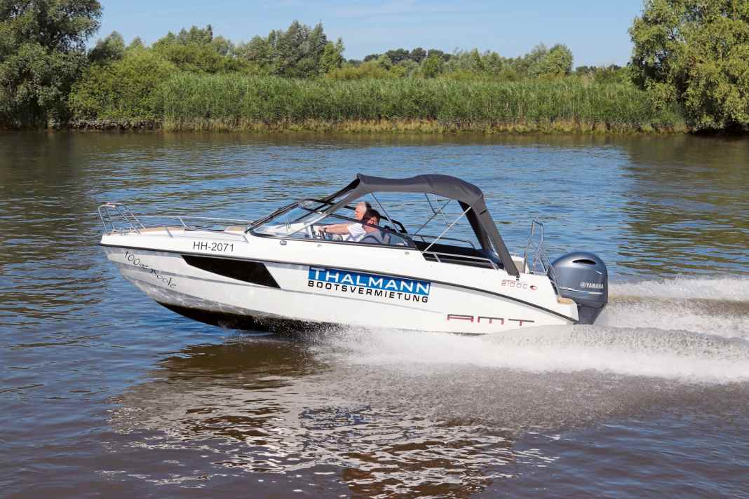 Optimal getrimmt zeichnet sich das Boot durch Kurs- und Seitenstabilität aus. Die Motorleistung wird komplett in Schub umgewandelt, womit man im Gleitfahrt Sprit spart.