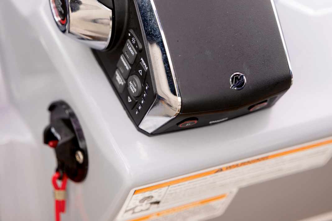 Die Mercury-Marine-Schaltbox bietet an der  Seite die Bedienung für den Trimm-Assistenten.