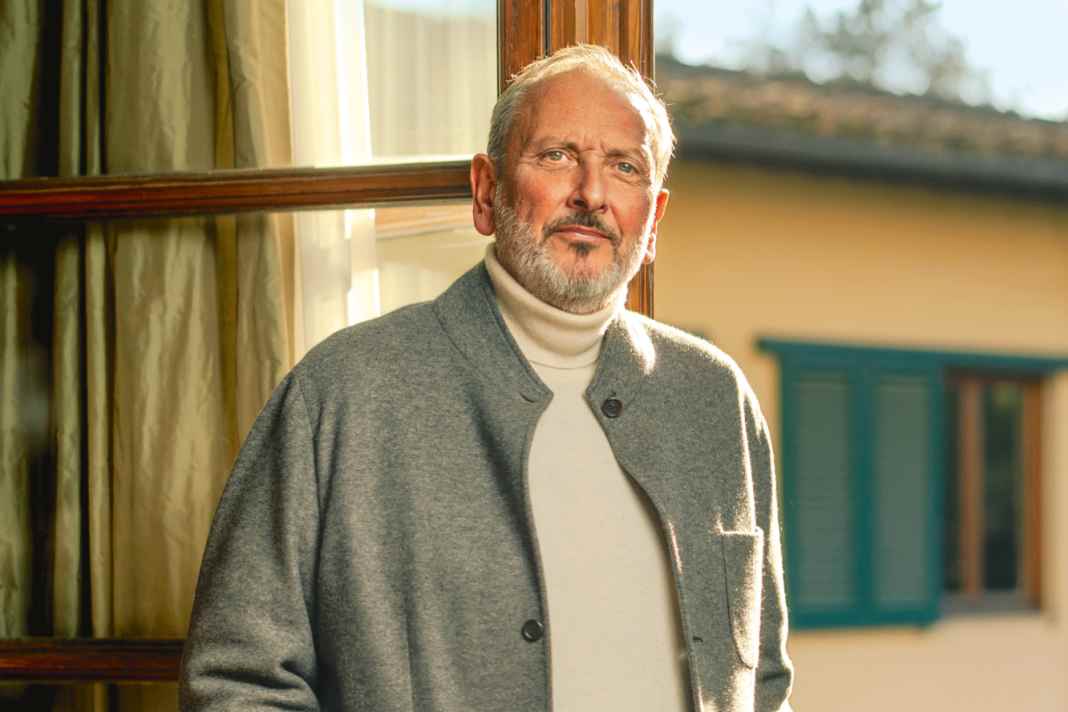 Luca Dini hat nicht nur ein treffsicheres Gespür, wie er Yachten Leben einhaucht.  Seit knapp fünf Jahren plant er größere Architekturprojekte an Land in Saudi-Arabien, Dubai oder Albanien. Yachthäfen werden bei ihm zu Erlebnisorten.