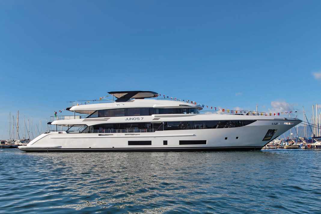 Benetti lädt auf die 44 Meter lange „Juno’s 7“. Der GFK-Bau zählt mit einem Volumen von 470 Gross Tons zu den größten Formaten der Messe.