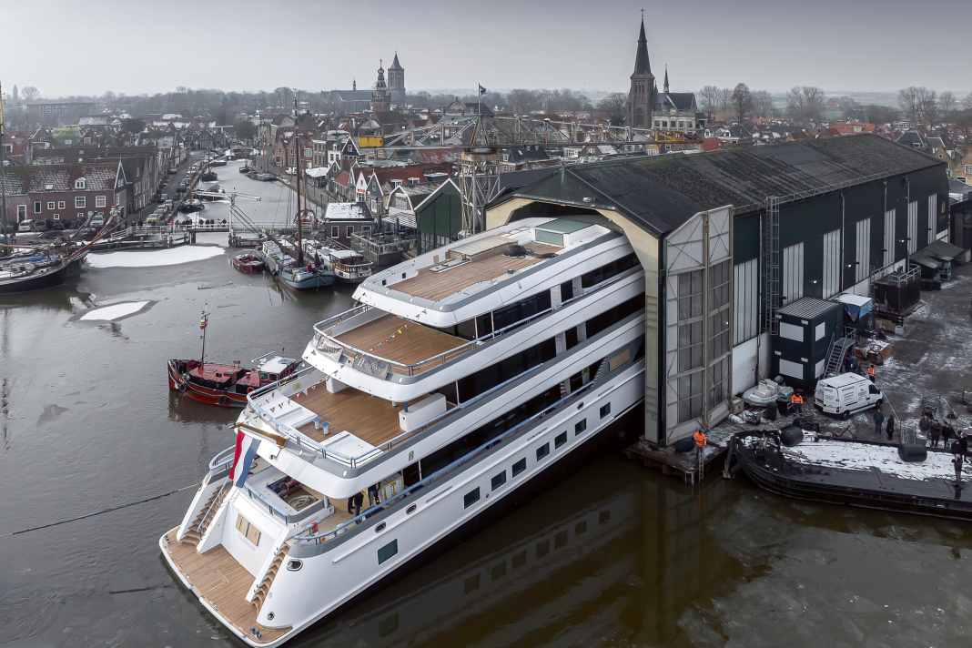 Working to the centimetre: when Royal Hakvoort undocks 61 metres in Monnickendam, it will be a tight squeeze. The family-run company is currently building 65 metres - it can't go any bigger.