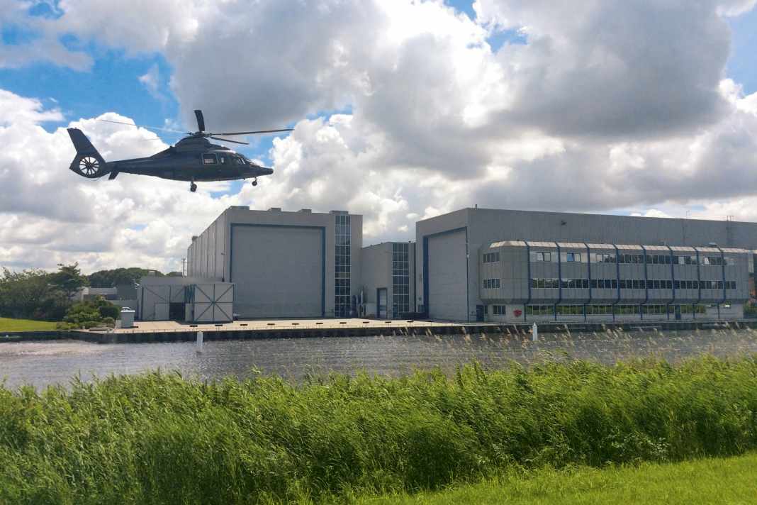 Royal Huisman in Vollenhove: Der Vorplatz der größten, für die 85-Meter-Slup abermals verlängerten Halle dient auch als Heliport.
