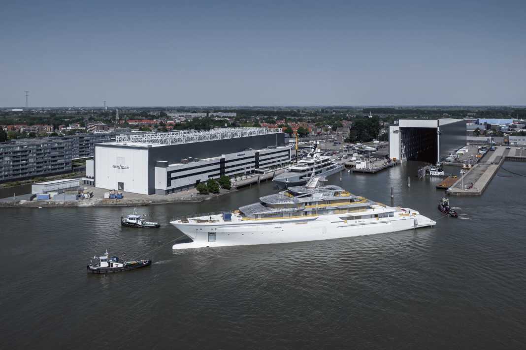 Y722: Oceancos 111-Meter-Projekt beim Eindocken in Alblasserdam. Geschweißt wurde stromabwärts in Zwijndrecht. Zu den Besonderheiten zählt ein Speisesaal, den Crew und Gäste gleichermaßen  nutzen. Zu erleben sein wird das auf der Monaco Yacht Show 2025.