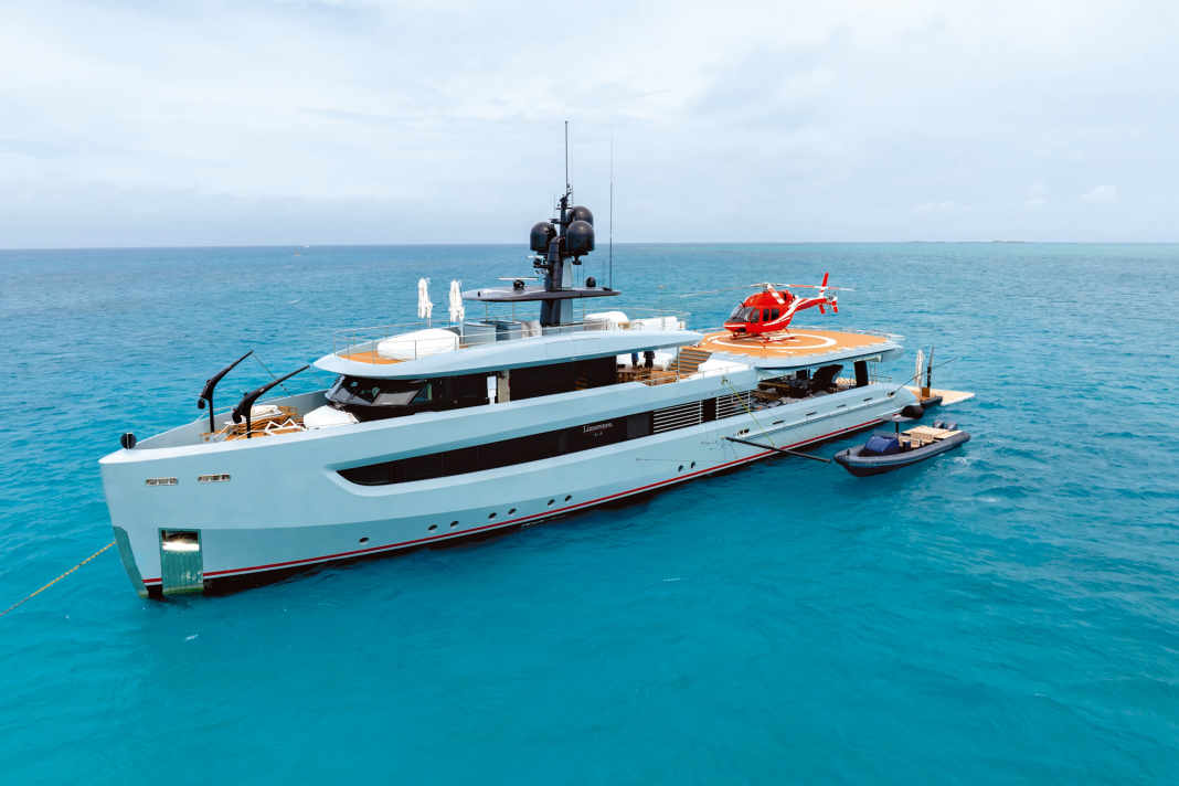 Ausnahmeerscheinung: Keine andere Yacht vereint derzeit eine solche Kapazität für Tender und Wassersportgeräte mit kompakten Abmessungen sowie einem ansprechenden Design. Ein zertifiziertes Helipad krönt die 53 Meter aus Alia-Hallen.