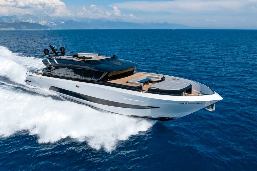 Black and white: The AB 110 is not only visually striking. The 34 metre long waterjet glider runs at speeds of up to 45 knots, always comfortably. Two gyro stabilisers ensure safe sailing and reduce rolling movements at anchor.