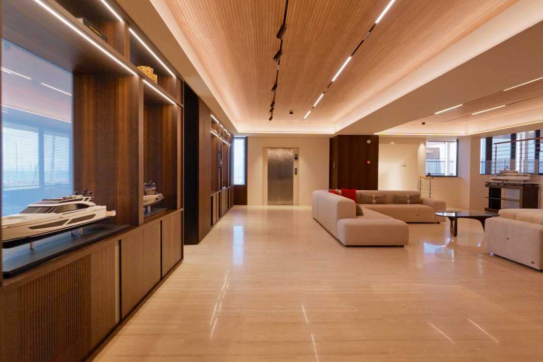 Frisch renoviert: Der XL-Showroom empfängt die Kunden stilvoll, das Design erinnert an Superyachten.
