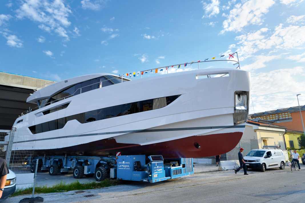 Ans Tageslicht: Die G24 schiebt sich feierlich aus der Halle von Giangrasso. Mittlerweile schwimmt die 24-Meter-Yacht schon im Mittelmeer.
