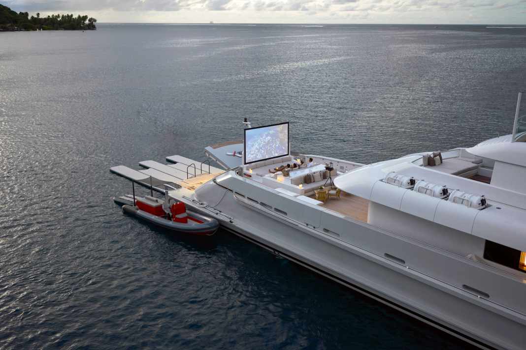 L'écran glisse vers le haut depuis le dossier de la pelouse.