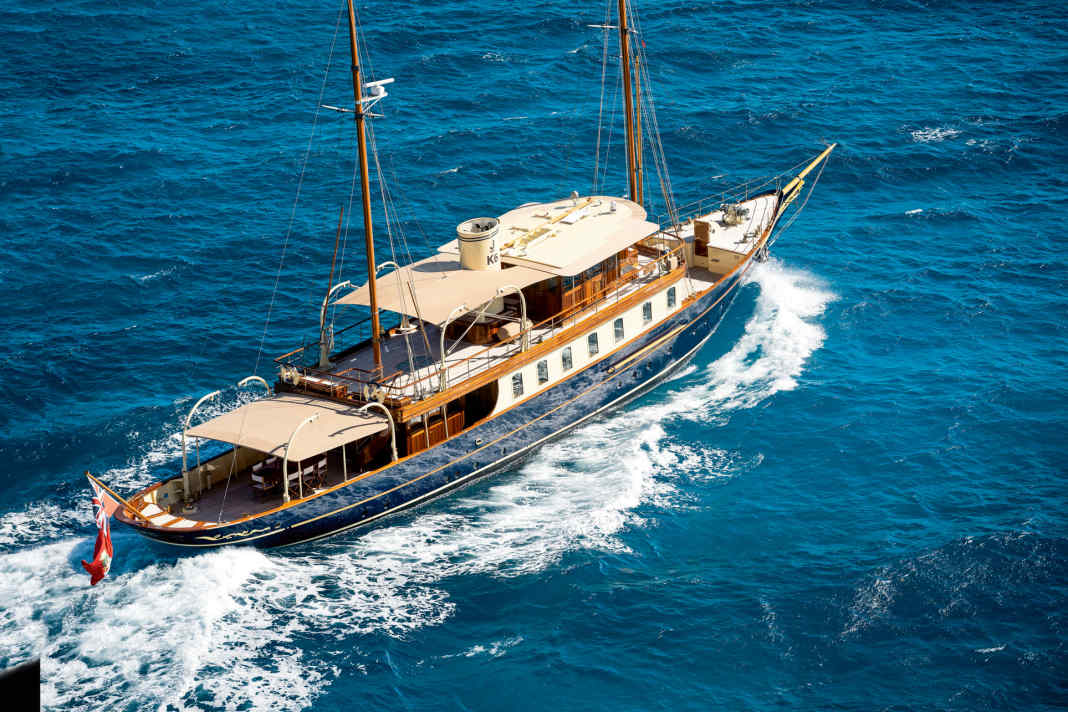 „Atlantide“ fuhr schon im Dienst der Navy, in ihrem neuesten Job fahren die 37 Meter im Schatten der Segelyacht „Hanuman“. Die Eigner schickten beide ins Refit.