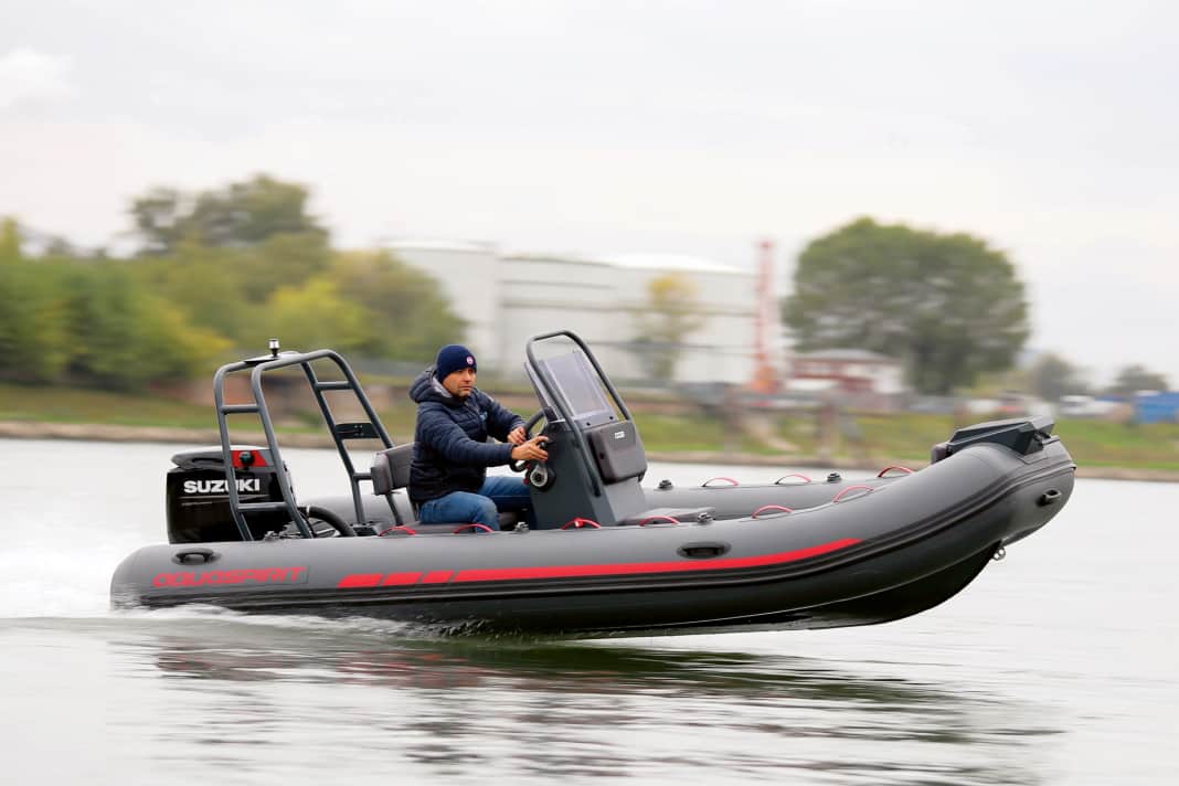 The Aquaspirit S450 on the Rhine. The red details give the boat a certain individual touch.