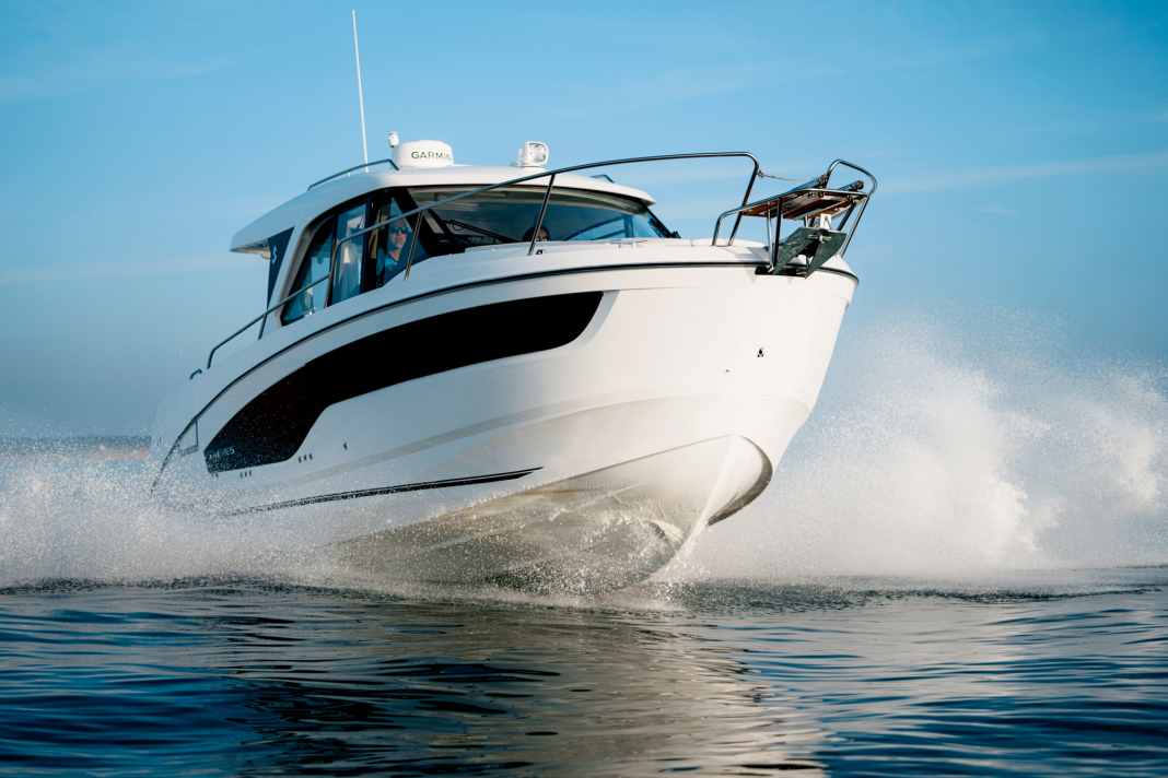 The Beneteau Antares 9 V2 maintains a stable course over the entire planing range.