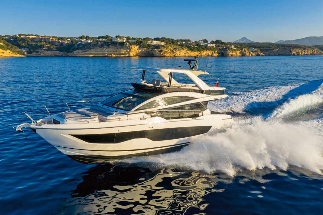 Das Unterwasserschiff der Pearl 63 wurde für IPS-Antriebe ausgelegt. Zur Auswahl stehen drei Kombinationen mit je zwei IPS-Einheiten und bis zu 2.000 PS Leistung. Topspeed: 35,8 Knoten.