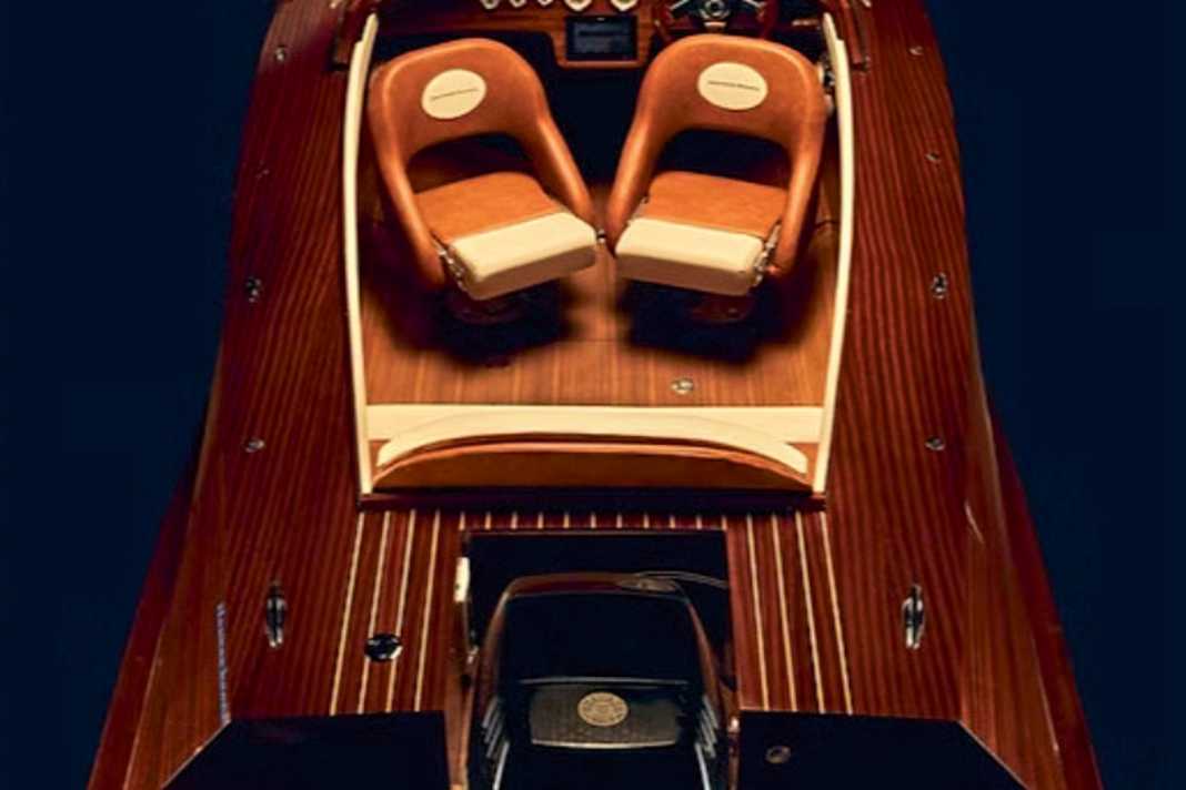 Die fertige Ilensee 16 beim Fotoshooting. Besonders gut zur Geltung kommen dabei die warme Holzfarbe und die optisch passenden Polster. Auf Wunsch passt die Werft die Polsterfarbe auch individuell an.