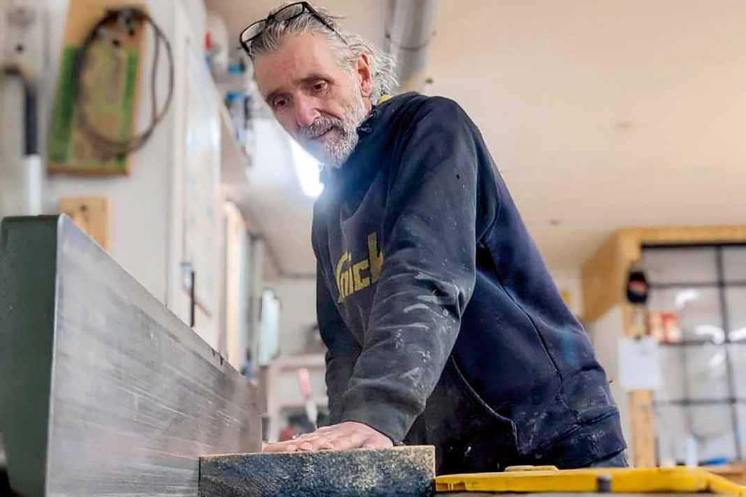 Kai-Uwe Eilts at the jointer: Here, wood is processed so that the surface is flat, straight and square.