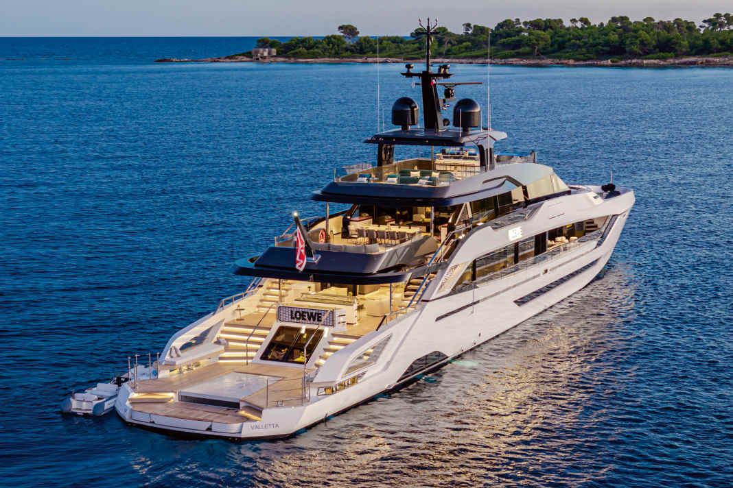 A stern full of charms: a nine-square-metre pool is followed by a glass portal to the beach club and a fixed DJ booth above. The trapezoid window extends into the underwater hull.