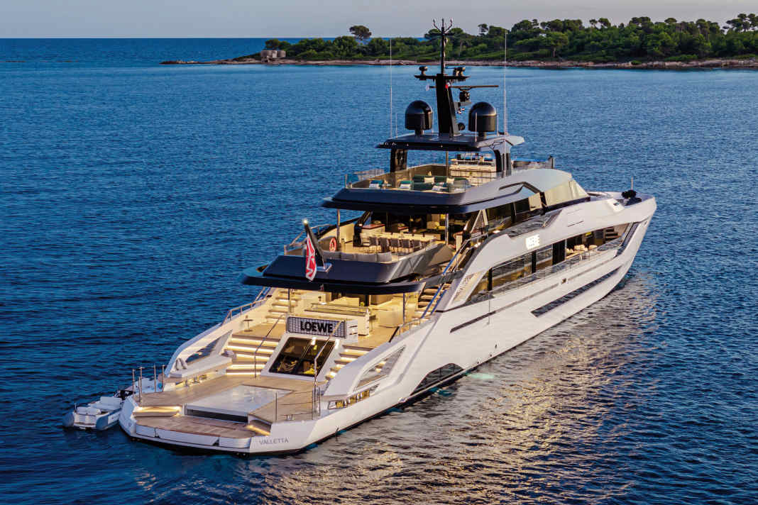 "LOEWE", 55 slender metres by Tankoa and Luca Dini