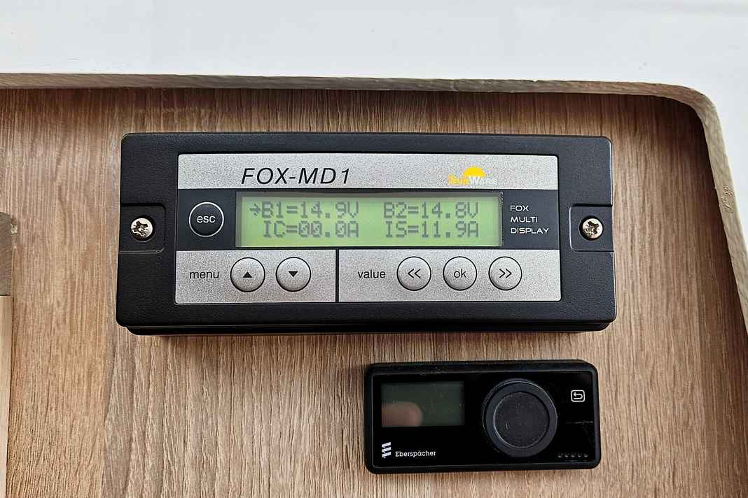 1: The battery monitor on the helm station keeps the skipper informed about the battery charge level.